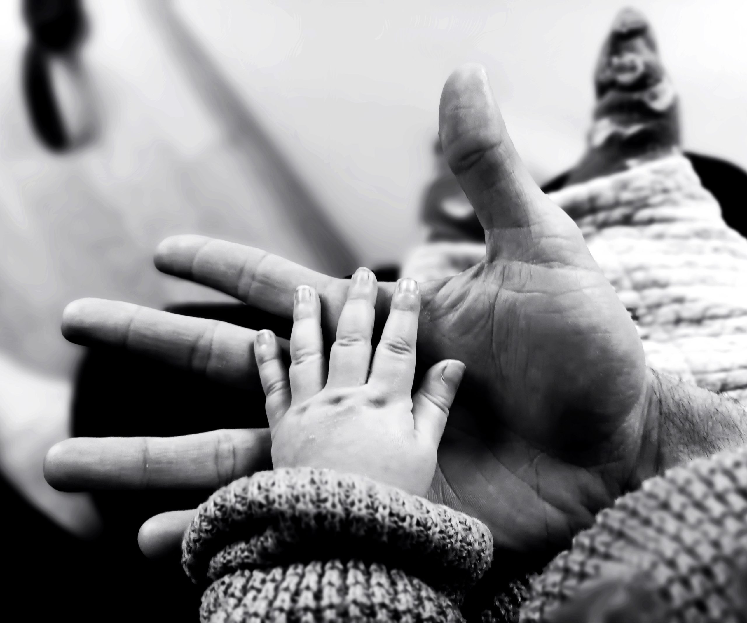 photo main adulte-enfant